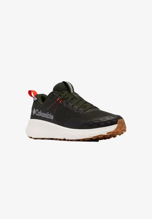 Herren-Sportschuh mit einem atmungsaktiven Obermaterial aus schwarzem und grünem Mesh, mit roten Akzenten, weißer Zwischensohle und einer strukturierten braunen Gummisohle.