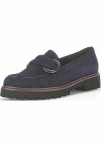 Mocassini in camoscio blu navy con suola in gomma a rilascio, caratterizzati da una cucitura a vista e un accento decorativo in metallo sulla fascia.
