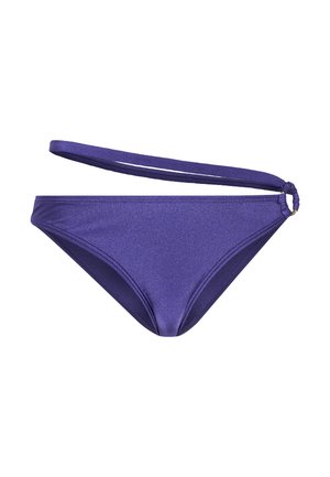 Lila Bikiniunterteil aus schimmerndem Material, mit einem seitlichen Riemen und einem runden Akzentdetail am Bund. Glatte Textur und minimale Bedeckung.