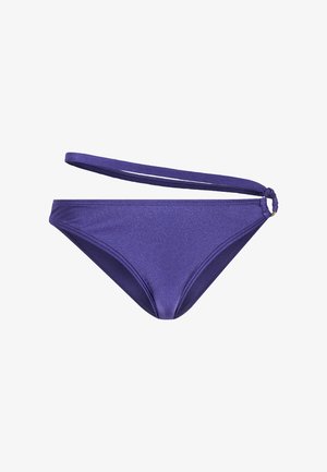 Lila Bikiniunterteil aus schimmerndem Material, mit einem seitlichen Riemen und einem runden Akzentdetail am Bund. Glatte Textur und minimale Bedeckung.