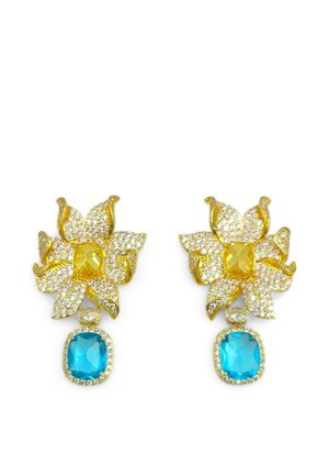 Orecchini floreali in oro con pietre preziose gialle al centro, piccoli cristalli trasparenti sui petali e grandi gocce di pietra preziosa blu incorniciate da piccole pietre trasparenti.