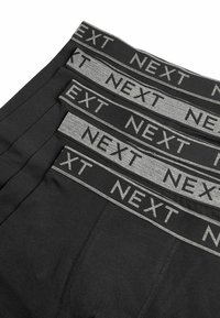 Melnas bokseru bikses ar pelēku elastīgu jostu, kurā ir logo "NEXT". Gluda tekstūra, standarta piegriezums, četras pāra novietotas horizontāli.