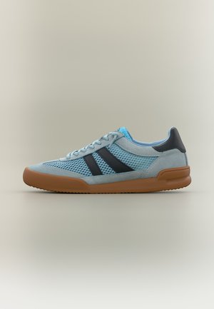 Hellblauer Sneaker mit Mesh- und Wildlederpaneelen, schwarzen Seitenstreifen, brauner Gummisohle und Schnürverschluss, seitlich gezeigt.