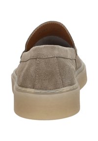 Beige suede instappers met een ronde neus, een dikke rubberen zool en een lage achterkant, met stikdetails rondom de bovenkant.