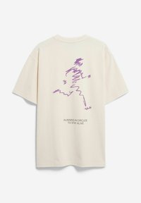 Beiges Baumwoll-T-Shirt mit einem violetten, abstrakten Läufer-Design und dem Text "RUNNING IN CIRCLES TO STAY ALIVE" darunter. Kurze Ärmel.