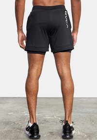 Shorts de sport noirs en matière légère, avec taille à cordon, détail logo sur le côté et design superposé.