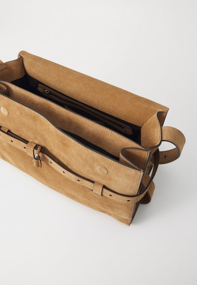 Geantă din suede bej, cu o suprafață netedă, design deschis în partea de sus și un buzunar interior cu fermoar. Dispune de o închidere cu curea și un brâu ajustabil.