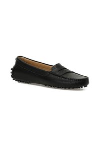 Mocasines de cuero negro con un acabado texturizado, que presentan un diseño cosido y una suela de goma con pequeñas protuberancias para mejorar el agarre.