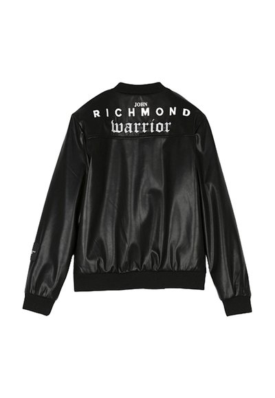Giubbotto bomber in pelle nera con polsini e orlo a coste, con "JOHN RICHMOND" e "warrior" stampati in bianco sul retro.