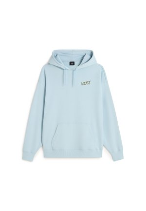 Sudadera con capucha azul claro hecha de tela suave, con bolsillo delantero, capucha con cordón ajustable y logo bordado en verde oliva.