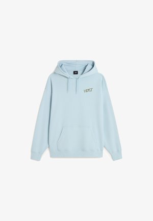 Lyseblå hættetrøje lavet af blødt stof med en frontlomme, justerbar hætte med snøre og broderet logo i olivengrøn.