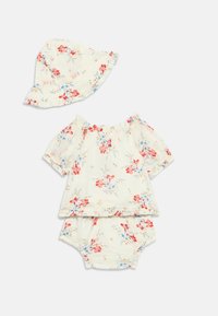Blomstrete babyantrekksett inkluderer en volangtop og bloomers i lett stoff med røde og blå blomster, kombinert med en matchende solhatt.