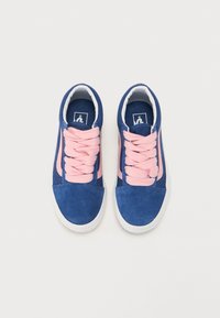 Siniset nahkasneakerit vaaleanpunaisilla nauhoilla ja sivuakkenteilla, joissa on valkoinen pohja ja pehmustettu kaulus mukavuutta varten.