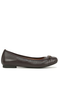 Bruine leren ballerina met een ronde neus, subtiele horizontale strepen en een decoratieve hardware accenten nabij de neus. Platte zool.