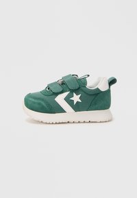 Sneaker in suede verde con accenti bianchi, dotate di logo a stella e doppie fascette in Velcro. Design leggero con suola testurizzata.