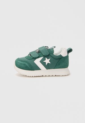 Grüne Wildlederschuhe mit weißen Akzenten, ausgestattet mit einem Stern-Logo und doppelten Klettverschlüssen. Leichtes Design mit einer strukturierten Sohle.