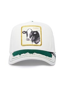 Gorra de camionero blanca con una visera verde desgastada, que presenta un parche gráfico de una vaca y la palabra "CASH" en letras doradas encima de la vaca.