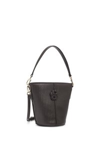 Μαύρη υφή τσάντα τύπου κάδου με μία επάνω λαβή και αποσπώμενο ιμάντα ώμου, με ανάγλυφο λογότυπο εμπρός.