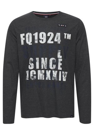 Ilgų rankovių tamsiai pilkas marškinėlis, pagamintas iš medvilnės mišinio, su didelėmis baltomis ir mėlynomis teksto grafikomis bei mažos logotipo etikete.