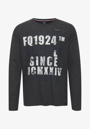 Ilgų rankovių tamsiai pilkas marškinėlis, pagamintas iš medvilnės mišinio, su didelėmis baltomis ir mėlynomis teksto grafikomis bei mažos logotipo etikete.