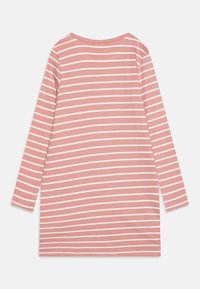 Różowo-biała sukienka w poziome paski z długim rękawem i okrągłym dekoltem, pokazana od tyłu na jasnym, jednolitym tle.