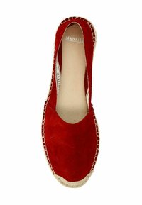 Rode suède espadrille met een ronde neus, open zijkanten en een jute touwzool. Bevat contrasterende stiksels langs de rand.