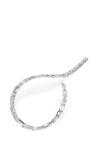 Bracciale di diamanti con pietre a taglio rettangolare incastonate in un cinturino flessibile in argento, presentato su uno sfondo bianco.