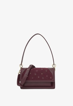 Bordowa torebka ze skóry i zamszu z złotymi oczkami, górnym uchwytem i odpinanym paskiem na ramię.