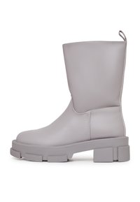 Bota de cuero sintético gris hasta la rodilla con punta redonda, suela de plataforma gruesa y acentos texturizados. Cuenta con una pestaña en el talón para facilitar el uso.