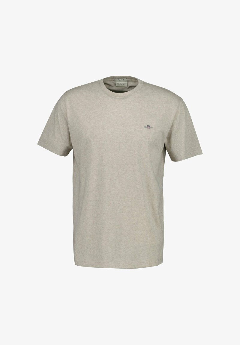 T-shirt beige à manches courtes et col rond avec petit logo brodé sur la poitrine gauche et étiquette de la marque GANT à l'intérieur du col.