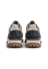 Scarpe da ginnastica di colore blu scuro e marrone con una tomaia in tessuto testurizzato, un tallone imbottito e una suola in gomma robusta. Presenta una linguetta sul retro.