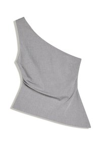 Haut en tissu gris asymétrique avec une bretelle unique et un ourlet angulaire, posé à plat sur un fond blanc.