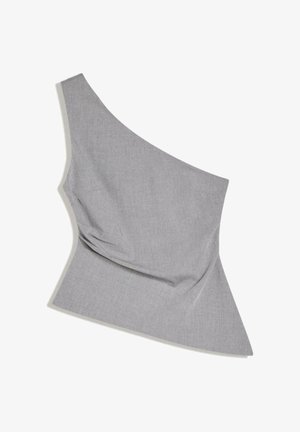 Aszimmetrikus szürke szövetszínű felső, egy vállpánttal és szögletes szegéllyel, fehér háttéren lefektetve.