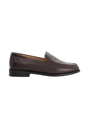 Mocassin en cuir marron foncé à enfiler avec un petit talon noir et des coutures discrètes le long des bords.