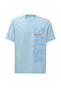 Camiseta de algodón azul claro con un gráfico texturizado azul y el texto naranja "SALSA JEANS" en el frente. Diseño clásico de cuello redondo.