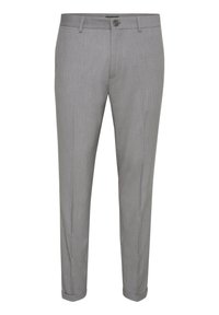 Pantalones grises con un patrón de rayas, hechos de una tela ligera, con cierre de botón y dobladillos enrollados en el tobillo.
