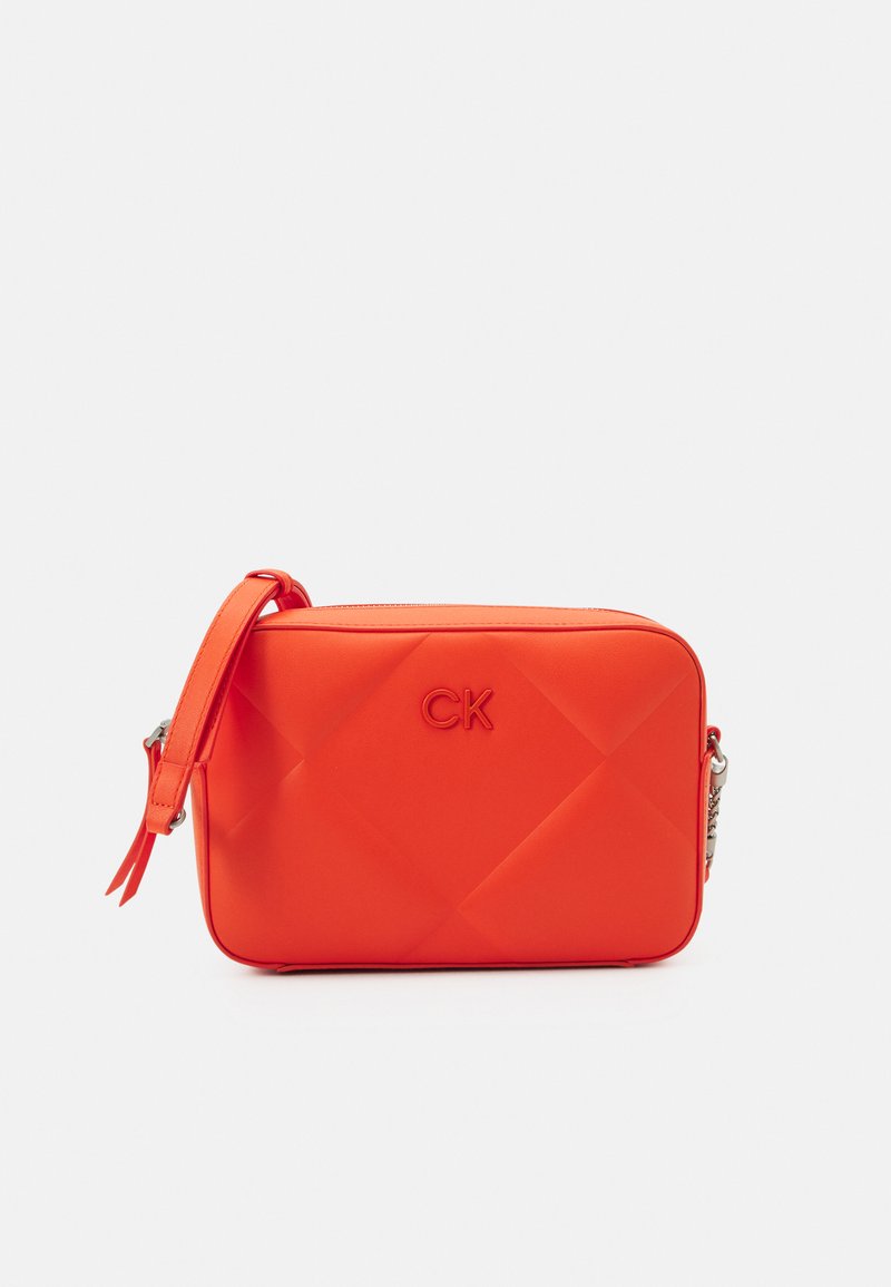 Calvin Klein RE LOCK QUILT CAMERA BAG - Borsa a tracolla - flame