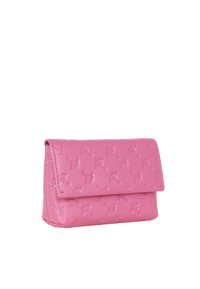 Lyserød syntetisk læder clutch med et tekstureret blomstermønster, der har en fold-over klap og en kompakt rektangulær form.