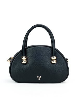 Borsa a mano in pelle nera con texture, forma tondeggiante, doppi manici e dettagli in metallo dorato. Presenta un piccolo logo sul davanti.