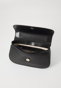 Borsa a tracolla in pelle nera con design curvo, chiusura a scatto dorata e tasca interna. Texture liscia con fodera in tessuto.