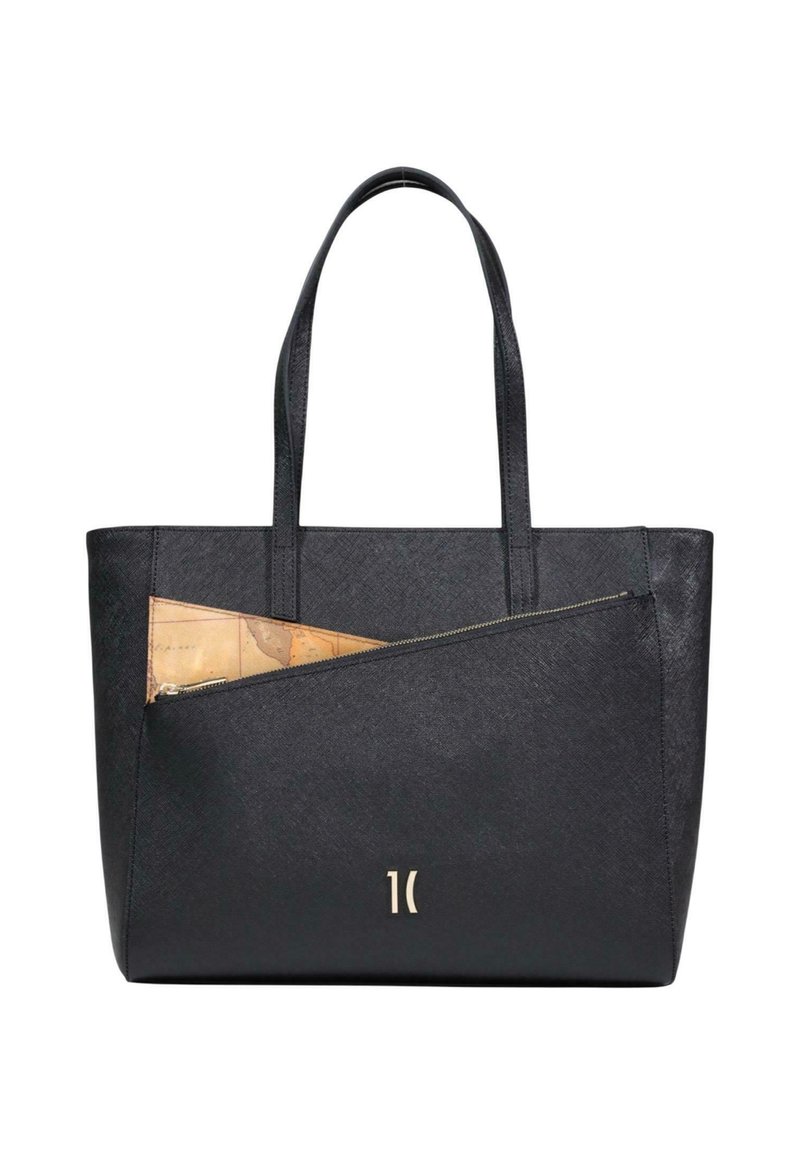 Borsa tote nera realizzata in materiale testurizzato, con una tasca frontale con zip decorata con un design di una mappa. Due manici robusti per il trasporto.