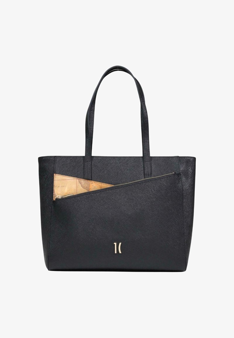 Borsa tote nera realizzata in materiale testurizzato, con una tasca frontale con zip decorata con un design di una mappa. Due manici robusti per il trasporto.