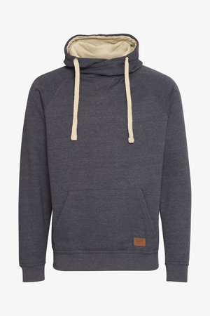 Sudadera gris oscura con un forro interior beige, bolsillo frontal, cordones ajustables y un parche de cuero marrón con el logotipo en el dobladillo.