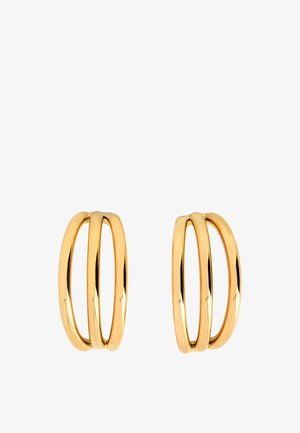 Para błyszczących, złotych kolczyków w kształcie obręczy z podwójnym wzorem, wyeksponowanych obok siebie na białym tle.