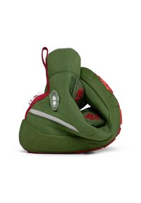 Scarpa da esterno verde con design pieghevole, caratterizzata da una tomaia texturizzata, dettagli rossi, riflettenti e suola in gomma.