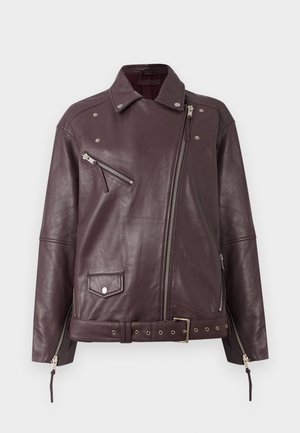 Veste en cuir bordeaux de style biker avec plusieurs poches zippées, un col à pression, des zips latéraux et une taille ceinturée. Texture lisse avec des accents métalliques.