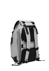 Sac à dos gris et noir avec des bretelles rembourrées, des accents en maille, une forme structurée, plusieurs compartiments et un extérieur en tissu durable.