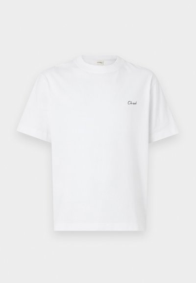 Λευκό βαμβακερό t-shirt με κοντά μανίκια και στρογγυλή λαιμόκοψη, με μικρό μαύρο κεντημένο λογότυπο "Cloud" στο αριστερό στήθος.