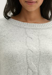 Hellgrauer Strickpullover mit geripptem Rundhalsausschnitt, der ein zentrales Kabelmuster und eine weiche Textur aufweist, geeignet für lässige Outfits.