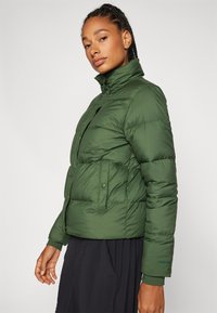 Patagonia SILENT - Jakna ispunjena paperjem - torrey pine green